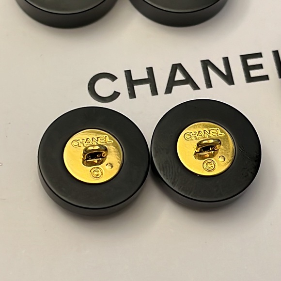 SOLDđź’” AUTHENTIC!! Lot Of 6 Chanel Vintage CC Buttons Gold Black 1990s - Picture 7 of 11